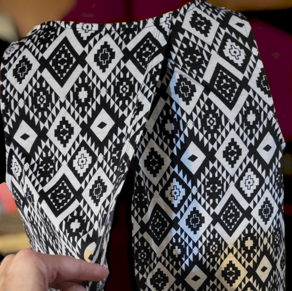 ✨️$3 or 2 for $5✨️No Boundaries, size: Lg/11-13, black & white, geometric design - Picture 7 of 10